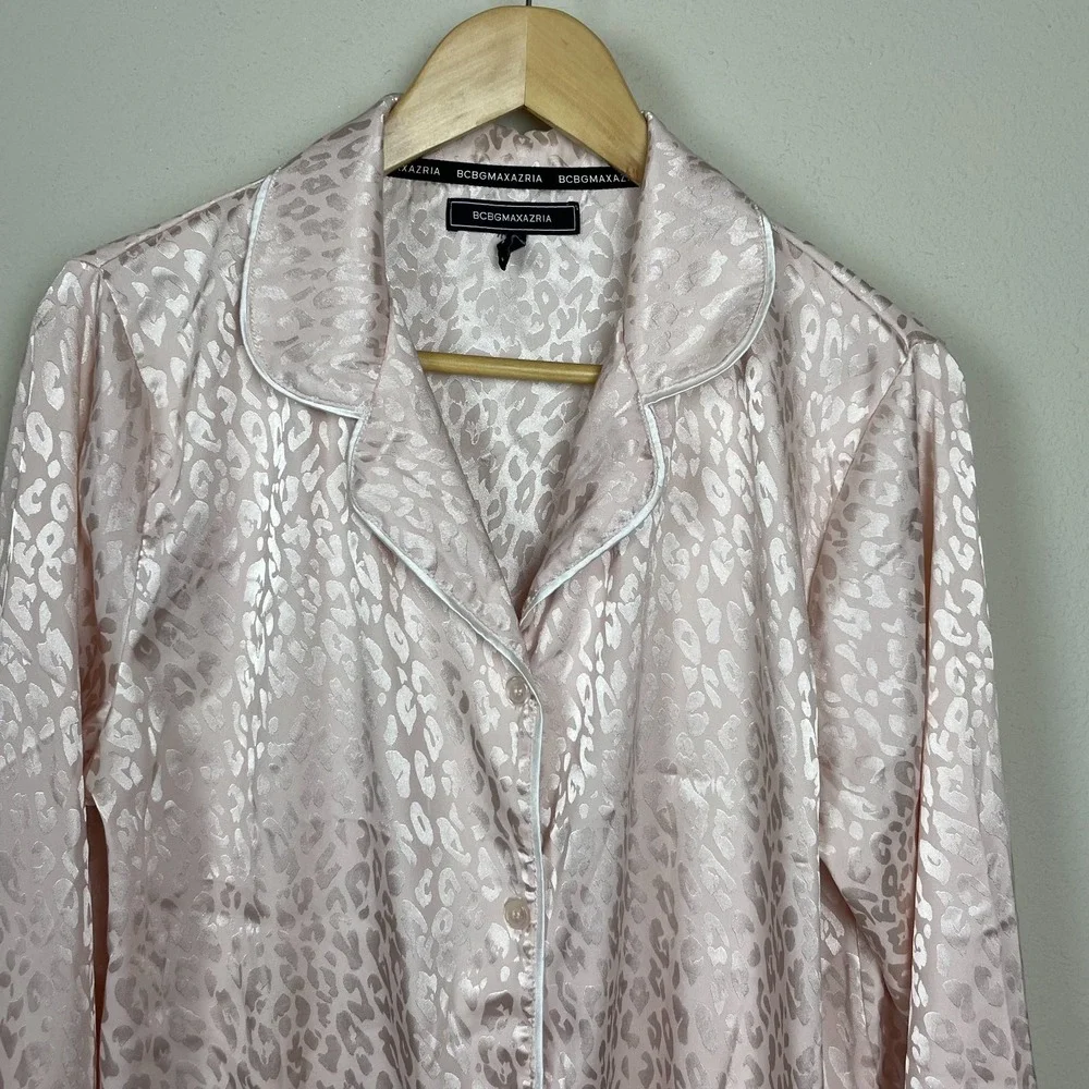 BCBG MaxAzria Satin Pajama Set Size L Pale Pink Leopard Print Monotone Luxe‎